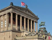 &bdquo;Der deutschen Kunst&ldquo; prangt &uuml;ber dem Portal zur Alten Nationalgalerie in Berlin; in der Sammlung des Hauses befinden sich u.a. Caspar David Friedrichs &bdquo;M&ouml;nch am Meer&ldquo; sowie Werke internationaler K&uuml;nstler.