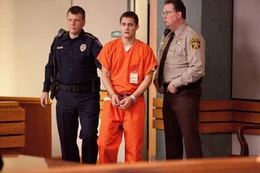 Ganz sch&ouml;n bl&ouml;de, aber Jason (Rafi Gavron, M.) hatte f&uuml;r einen vermeintlich guten Freund ein Paket in Empfang genommen, Paketinhalt eine Ladung Ecstasy, und wird prompt von der Drogenfahndung geschnappt. Nun drohen dem Teenager zehn Jahre Haft ...