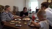 Bei Sandra und ihren Kindern ist die Stimmung ausgelassen: Nach einem wichtigen Termin beim Jugendamt steht fest, dass nun nicht mehr Rostock, sondern die Stadt Norden zuständig ist. Bei Sandra und ihren Kindern ist die Stimmung ausgelassen: Nach einem wichtigen Termin beim Jugendamt steht fest, dass nun nicht mehr Rostock, sondern die Stadt Norden zuständig ist.
