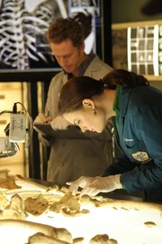 Bones_Ep813_sc14_0002