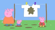 Peppa, Schorsch und Mama Wutz (v.l.) bespritzen Papa Wutz' Fu&szlig;balltrikot versehentlich mit Matsch - dabei ist es doch frisch gewaschen! Jetzt m&uuml;ssen sie es schnell noch einmal in die W&auml;sche stecken.