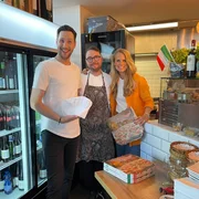 Zu Gast im Peppe &ndash; Cucina Italiana: Herzlich empfangen von Gesch&auml;ftsf&uuml;hrer Giuseppe Sciandrone tauchen Moderator Sven Kroll und Moderatorin Svenja Kellershohn in die italienische K&uuml;che ein.