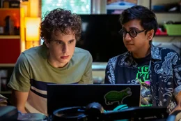 L - R: Ben Platt als Evan Hansen, Nik Dodani als Jared Kleinman