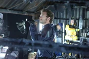 Hodgins (TJ Thyne) sucht in einem ausgebrannten Bunker, in dem eine ehemalige Milit&auml;rangeh&ouml;rige den Tod gefunden hat, nach Spuren.