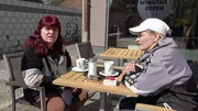 Petra (li.) und ihre Halbschwester Christine (re.) treffen sich auf eine Tasse Kaffee