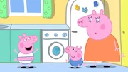 Oh nein! Peppa (l.) hat ihr rotes Kleid zur W&auml;sche mit Papa Wutz' wei&szlig;em Fu&szlig;balltrikot gepackt. Mama Wutz (r.) sorgt sich: Ist das Trikot nun verf&auml;rbt?