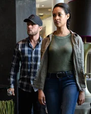 Bob Lee Swagger (Ryan Phillippe, l.); Nadine Memphis (Cynthia Addai-Robinson, r.)