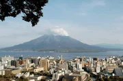 Die Stadt Kagoshima auf der japanischen Insel Kyushu liegt nur acht Kilometer Luftlinie vom explosiven Krater des Sakurajima entfernt.