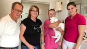 Stephanie Petersen (2.v.r.) muss auf der Hut sein, dass die schneewei&szlig;e Smilla bei der Untersuchung nicht die Krallen ausf&auml;hrt.
