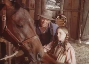 Ist das Pferd nicht zu ersch&ouml;pft f&uuml;r den bevorstehenden Wettkampf? Mr. Dorfler (James Jeter, l.) ermuntert Laura (Melissa Gilbert, r.), am Rennen teilzunehmen und nicht aufzugeben.