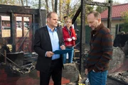 rbb Fernsehen HEITER BIS T&Ouml;DLICH - HAUPTSTADTREVIER, "Gartenlaube". Feuer in der Schrebergartenkolonie: Der Schuppen von Werner Bauer (Alexander Hauff, r.) ist abgebrannt. Johannes Sonntag (Matthias Klimsa, l.) und Julia Klug (Friederike Kempter, M.) nehmen die Ermittlungen auf.