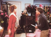 In erster Linie ist Jennifer (Stefanie Powers, l.) ziemlich erbost &uuml;ber Perry (Ivan Bonar, r.), der einfach in ihre Garderobe kommt und sie bedroht ...