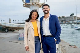 Anna (Heather Hemmens) und Lucas (Duarte Gomes) am Hafen.  +++ Die Verwendung des sendungsbezogenen Materials ist nur mit dem Hinweis und Verlinkung auf RTL+ gestattet. +++