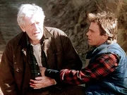 MacGyvers (Richard Dean Anderson, r.) Gro&szlig;vater Harry (John Anderson, l.) hat einen Streifschuss abbekommen.