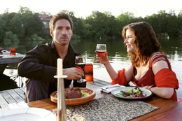 Pia (Katharina Wackernagel, r.) gibt sich bei einem romantischen Essen alle M&uuml;he, den vom Eisprung-Timing gestressten Uli (Benjamin Sadler, l.) bei Laune zu halten.