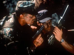 ARD SNIPER - DER SCHARFSCH&Uuml;TZE (sniper), USA 1992, Regie Louis Llosa, am Freitag (14.10.11) um 02:35 Uhr im Ersten. Auf der Lauer: Scharfsch&uuml;tze Tom (Tom Berenger, li.) und sein Partner Richard (Billy Zane).
