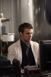 Wenn der Lebensstil zu krass wird ... Chase (Jesse Spencer) findet im Netz ein Nacktfoto von sich - mit manipuliertem Gem&auml;cht ...