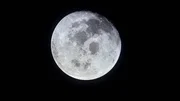 Der Erdmond ist der einzige natürliche Satellit des Blauen Planeten und gilt im Verhältnis zu seinem Zentralkörper Erde als außergewöhnlich groß. Der Erdmond ist der einzige natürliche Satellit des Blauen Planeten und gilt im Verhältnis zu seinem Zentralkörper Erde als außergewöhnlich groß.