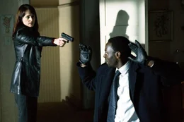 Amy (Jacqueline Obradors) bedroht den FBI-Agenten Junod (Adewale Akkinuoye-Agbaje) mit ihrer Waffe. Sie will endlich wissen, wo Dean ist und woher sie das rettende Gegengift f&uuml;r ihn bekommen kann...