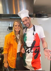 Hinter den Kulissen der Cucina Italiana: Moderator Sven Kroll und Moderatorin Svenja Kellershohn bereiten gemeinsam mit Giuseppe und Francesco Sciandrone Pizza und Pasta zu.