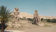 Die Memnonkolosse flankierten einst den Eingang zu &Auml;gyptens gr&ouml;&szlig;tem Heiligtum: dem Totentempel Amenophis des Dritten.