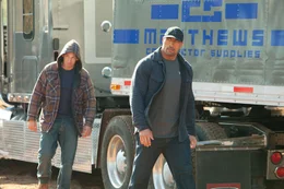 Mit Hilfe seines Angestellten Daniel James (Jon Bernthal, l.), der Kontakt zum Dealer Malik hat, gelingt es John (Dwayne Johnson, r.), undercover als Drogenkurier einzusteigen. Ein riskantes Spiel beginnt ...