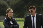 Brennan (Emily Deschanel) und Booth (David Boreanaz) werden auf einen Acker gerufen, auf dem eine ziemlich ramponierte Leiche gefunden wurde. Wer ist der Tote und wie kam er ums Leben?