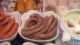 Der gr&ouml;&szlig;te Fleischkonzern Europas kommt aus Deutschland. Zu T&ouml;nnies aus Rheda-Wiedenbr&uuml;ck, der einst aus einer Metzgerei hervorging, geh&ouml;ren zahlreiche Wurstfabriken