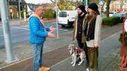 Hundecoach Andreas Ohligschl&auml;ger (l) beim Training mit Halter Cynthia (r) sowie Denni und ihrem Hund Shiva.