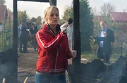 ARD HEITER BIS T&Ouml;DLICH - HAUPTSTADTREVIER, neue Krimiserie (16 Folgen), Folge 15 "Gartenlaube", am Dienstag (19.03.2013) um 18.50 Uhr im Ersten. Feuer in der Schrebergartenkolonie: Julia Klug (Friederike Kempter, l.) erkennt sofort, dass ein Brandbeschleuniger verwendet wurde. Im HG ihr Vorgesetzter Johannes Sonntag (Matthias Klimsa, r.).