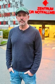 &Uuml;ber 12,4 Millionen Notf&auml;lle wurden 2023 in deutschen Notfallambulanzen behandelt. Im St. Petrus Krankenhaus in Wuppertal darf Dr. Esser das Team f&uuml;r eine Schicht begleiten und erlebt hautnah, mit welchen Herausforderungen dieser Ansturm verbunden ist.