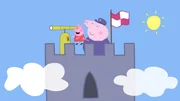 Peppa (l.) schaut, wie sich Papa Wutz beim Hindernislauf schl&auml;gt. Damit sie durch das Fernglas sehen kann, hilft ihr Opa Wutz hoch.