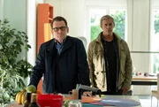 Beim Ehepaar Tuchmann erfahren die Kommissare Lars Engeln (Ingo Naujoks, l.) und Finn Kiesewetter (Sven Martinek, r.) Details &uuml;ber das Mordopfer.
