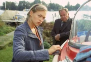 Kommissar Kehler (Wolfgang Bathke) will von Nele (Julie Engelbrecht) wissen, wo sie und ihr Freund zur Tatzeit waren. Mit ihrer Aussage verschafft sie Marc Harms ein Alibi, von dem sie sich nicht abbringen lassen will.