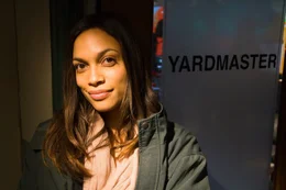 Connie (Rosario Dawson)  Die Verwendung des sendungsbezogenen Materials ist nur mit dem Hinweis und Verlinkung auf RTL+ gestattet.