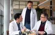 Die Patientin von Hans-Peter Brenner (Michael Trischan, re.) und Dr. Philipp Brentano (Thomas Koch, li.) m&ouml;chte gegen den Rat der &Auml;rzte operiert und nicht konservativ behandelt werden. Da letztendlich die Patientin entscheidet, bitte Dr. Kai Hoffmann (Julian Weigend, mi.) lediglich darum, dass die beiden sich noch mal mit Dr. Weber besprechen.
