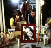 10. Clown (Thomas Piper, l.) ist einer der Mitglieder einer Beatband, die pauschal verdächtigt ist, eine Menge über einen Mord zu wissen. Grabert (Günther Schramm, r.) versucht vergeblich, von ihm eine brauchbare Aussage zu bekommen. 10. Clown (Thomas Piper, l.) ist einer der Mitglieder einer Beatband, die pauschal verdächtigt ist, eine Menge über einen Mord zu wissen. Grabert (Günther Schramm, r.) versucht vergeblich, von ihm eine brauchbare Aussage zu bekommen.