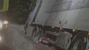In dieser Saison hat Jo Roger zwei neue Abschleppwagenfahrer in seiner Werkstatt eingestellt, Stig und Vidar. Als ein 28-Tonnen-Lkw von der Stra&szlig;e abrutscht, schickt Ole Henrik die neuen Jungs auf die Reise. (National Geographic/ITV Studios Norway AS)