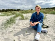 Judith Rakers auf Fischland-Dar&szlig;-Zingst: Malerische Orte, urw&uuml;chsige Natur und ihre Lage zwischen zwei Gew&auml;ssern machen die Halbinsel zu einem Paradies f&uuml;r Wassersportler und f&uuml;r Besucher, die Ruhe und Weite suchen. Dazu Kultur und ganz viel Fischer- und Seefahrertradition. F&uuml;r Wundersch&ouml;n entdeckt Judith Rakers das faszinierende Land zwischen Ostsee und Bodden.