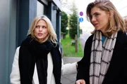 Patrizia (Miriam Lahnstein, l.) ist bereit, f&uuml;r das Wohl ihrer Familie ein gro&szlig;es Opfer zu bringen. Rechts Stella (Bettine Langehein)