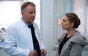 Saskia Heemeyer (Sina Martens) macht sich Sorgen um ihren Mann, der mit Ged&auml;chtnisverlust in der Sachsenklinik liegt. Dr. Roland Heilmann (Thomas R&uuml;hmann) geht davon aus, dass er sich bald wieder an alles erinnern kann.