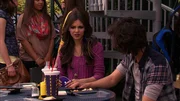 L-R: Tori Vega (Victoria Justice), Beck Oliver (Avan Jogia)
