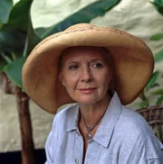 Phoebe (Christiane H&ouml;rbiger) versucht nach dem Tod des geliebten Mannes zum erstenmal wieder zu l&auml;cheln. Ihre Hausg&auml;ste wollen sie von ihrem Schmerz ablenken.