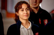 Nina (Sabrina Amali) h&ouml;rt K&ouml;ster zu.