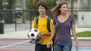 Callie (Kiele Sanchez) bringt gerade ihren Sohn Jeff (Uriah Shelton) zum Fu&szlig;ballcamp an der High School, als pl&ouml;tzlich ein Schuss f&auml;llt...