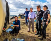 (v.li.): Ioan Gruffudd (Dr. Daniel Harrow), Darren Gilshenan (Dr. Lyle Fairley), Christopher Morris (Senior Sergeant Colin Fairley), Kimberley Hodgson (Constable Georgie Shanahan).