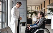 Dr. Kaminski (Udo Schenk, li.) sagt Harald Fecht (J&ouml;rg Pintsch, re.), dass seine Frau bereit ist, ihm eine Niere zu spenden. Doch J&ouml;rg hat seiner Frau gerade gebeichtet, dass er sich in eine andere Frau verliebt hat und mit ihr den Rest seines Lebens verbringen will. Unter diesen Umst&auml;nden, kann J&ouml;rg dieses Angebot nicht annehmen.