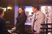 Temperance Brennan (Emily Deschanel, l.); Seeley Booth (David Boreanaz, r.)