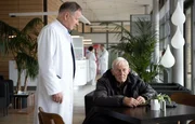 Otto Stein (Rolf Becker, re.) macht sich gro&szlig;e Sorgen um seinen alten Freund Karl Z&ouml;llner, der beim Angeln zusammengebrochen ist. Dr. Roland Heilmann (Thomas R&uuml;hmann, li.) kann Otto beruhigen, im Moment sieht es f&uuml;r Karl gut aus. Doch Otto gibt sich die Schuld f&uuml;r Karls Zustand. Karl hat vor vielen Jahren einen gro&szlig;en Fehler gemacht und Otto hat ihm damals nicht wirklich geholfen.