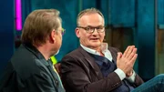 Moderator J&uuml;rgen von der Lippe mit Gast Frank Plasberg (r).